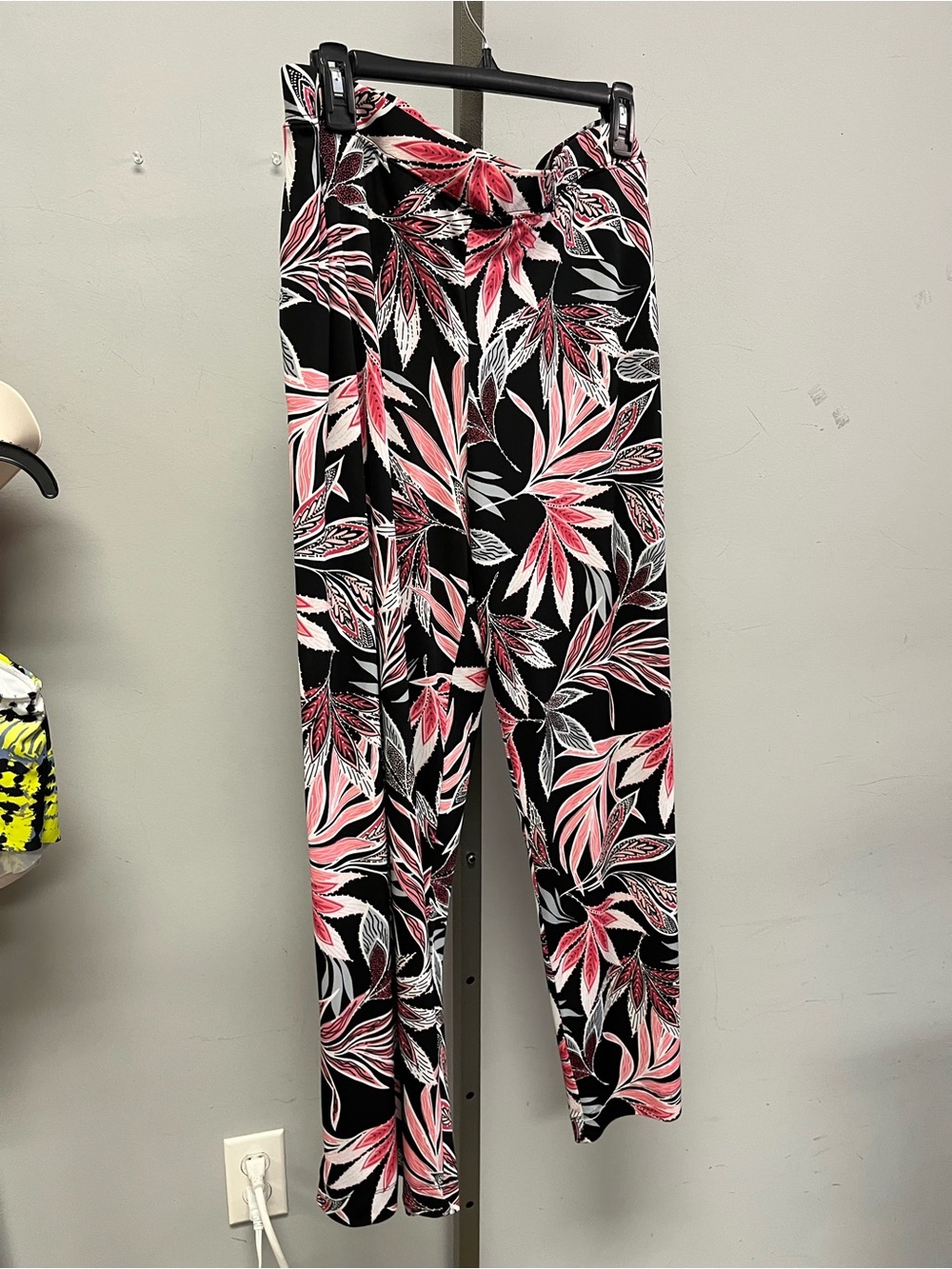 1596 / Southern Lady Black Wide-Leg Pants with Pink & White Leaf Print